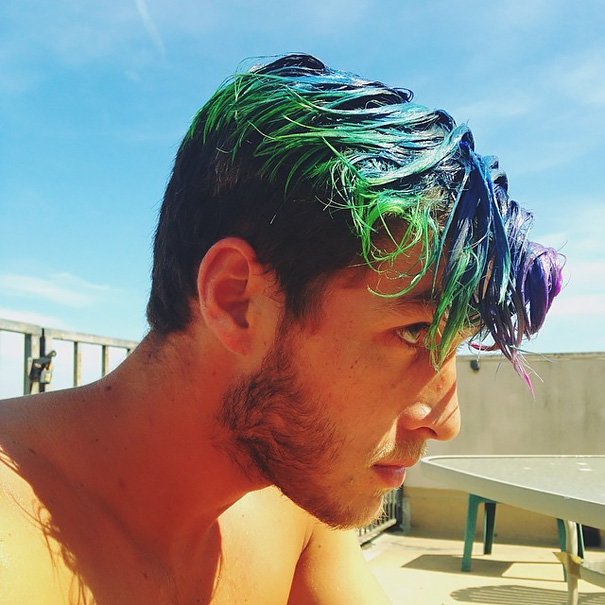 Muž s farebnými vlasmi