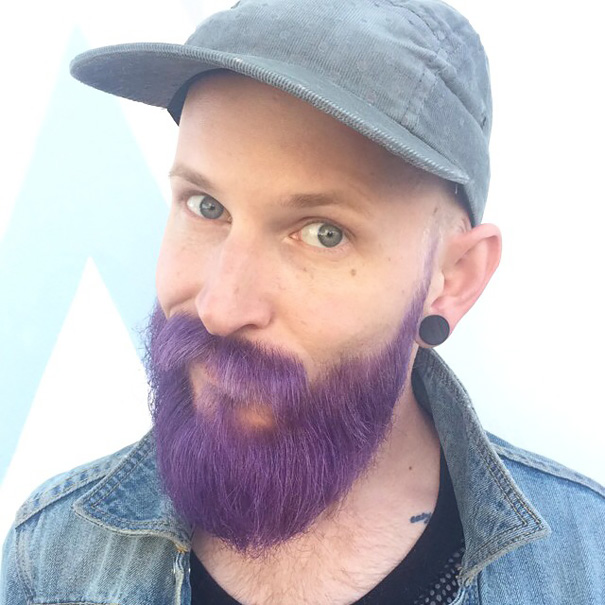 Muž s fialovou bradou