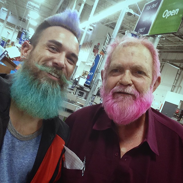 Starší muž s fialovou bradou