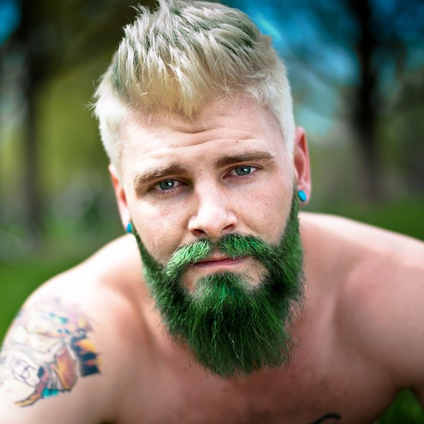 Muž so zelenou bradou