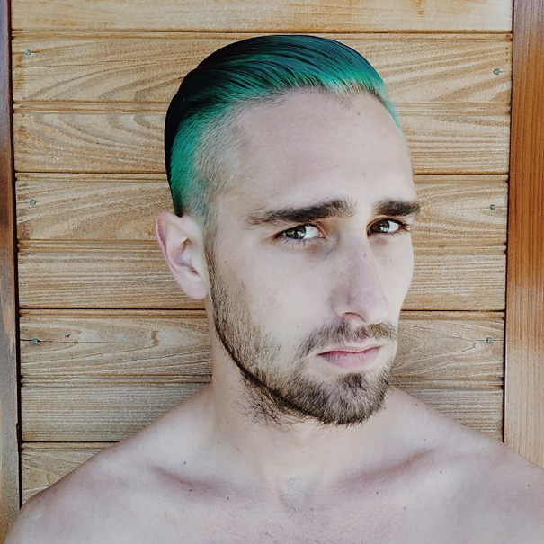 Muž so zelenými vlasmi