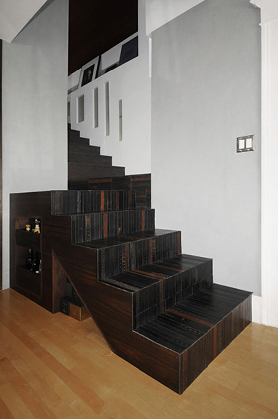 Kožené opasky môžete využiť aj ako obloženie schodov alebo častí nábytku Dekoratívne prúžkovanie z opaskov môžete doplniť plochami potiahnutými plošnou kožou