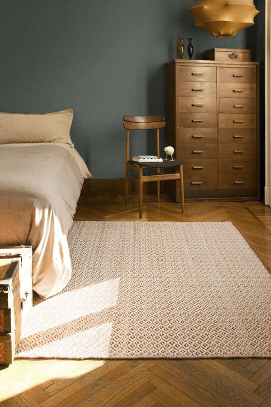 Jutovoplstený koberec FELT z kolekcie mladých talianskych návrhárov pre značku Karpeta