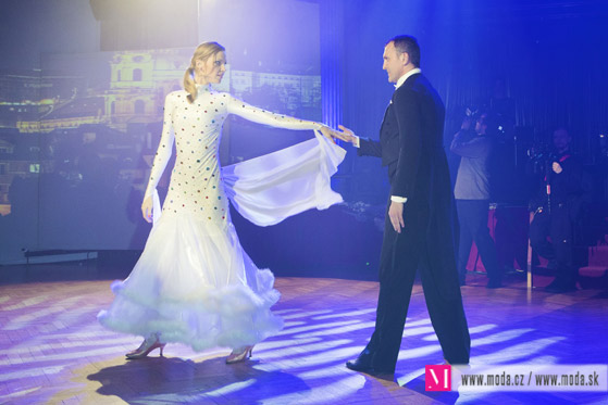 Topmodelka Pavlína Nmcová takto ju zachytil tento rok náš fotograf na Reprezentačnom plese pre Prahu 1 Na fotografii ako tanečnica v oficiálnom programe plesu