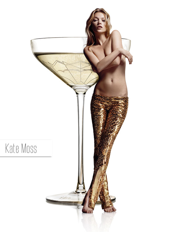 Pohárik na šampanské má tvar ľavého prsníka topmodelky Kate Moss