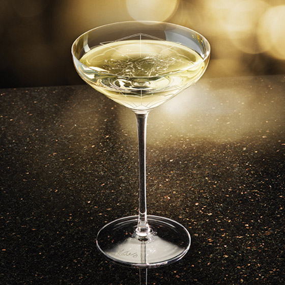 Londýnska reštaurácia Mayfairs 34 Restaurant a britská umelkyňa Jane McAdam Freud vytvorili ku čtyicátinám modelky Kate Moss pohárik na šampanské v tvare jej ľavého prsníka