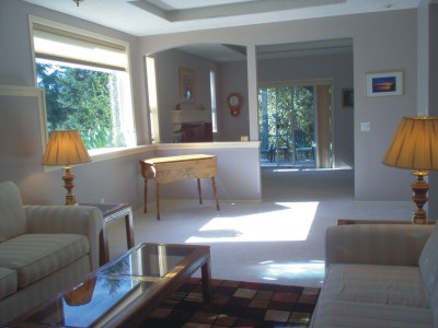 Svetlá obývačka s krémovými doplnkami
