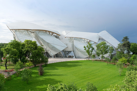 Nová budova Fondation Louis Vuitton otvorí 27. októbra 2014 Postavil ju slávny architekt Frank Gehry. Otvorenie bude sprevádzať tiež Gehryho retrospektívna výstava.