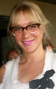 Žena v retro okuliaroch