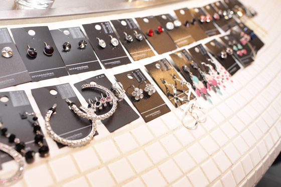 V doplnkoch jarnej kolekcie Takko Fashion nájdete rozličnú bižutériu od náušníc cez náhrdelníky až po štrasové čelenky