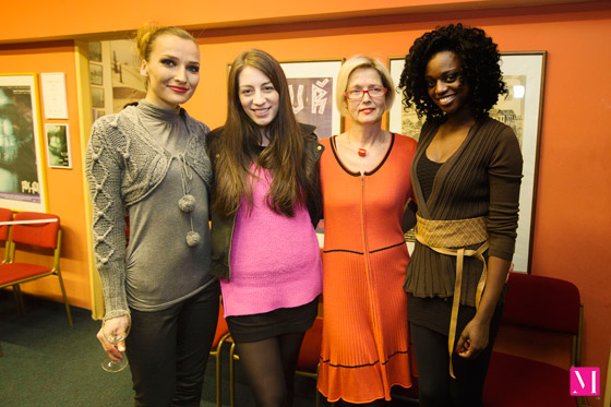 Mdna dizajnérka Jaroslava Procházková so svojimi modelkami z prehliadky a našou redaktorkou Lenkou Komrskovou