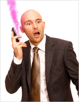 Telefonujúci muž s fialovým dymom z telefónu