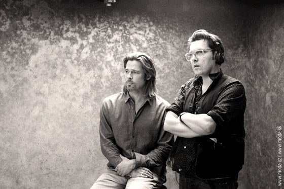 Brad Pitt s reklamným riaditeľom Joe Wrightom v priebehu natáčania reklamy