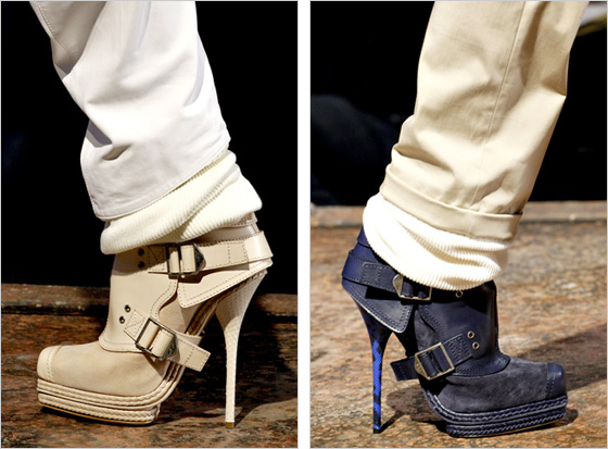 Tmavomodré a béžové členkové topánky z kolekcie Dior na jar a leto 2011