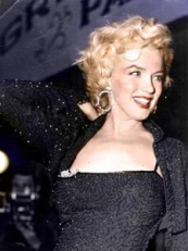 Marilyn Monroe v čiernych šatách