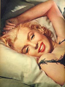 Marilyn Monroe ležiaca v posteli