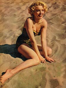 Marilyn Monroe v plavkách na pláži