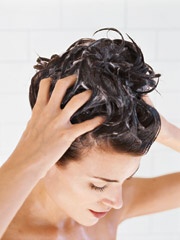 Ženy umývajúca si vlasy
