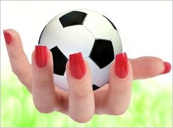 Ženská ruka držiaca futbalovú loptu