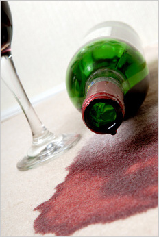 Rozliata fľaša červeného vína