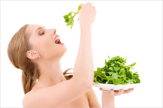 Žena jediaca zelený šalát