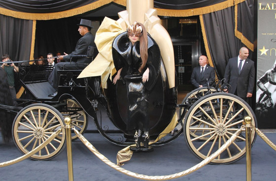 Svoju vôňu parfém uviedla Lady Gaga oblečená do repliky flaknu tejto vône