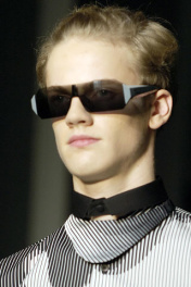 Slnečné okuliare z kolekcie Prada dokonale ladia so zvuškom outfitu