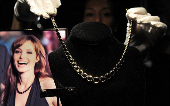 Tento náhrdelník Jolie obliekla na berlínsku premiéru filmu Salt