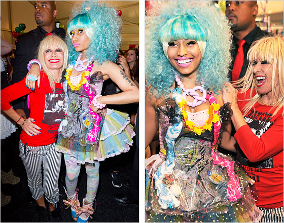 Nicki Minaj sa zladila do poslednej nitky  vlasy jej perfektne ladí s pančuchami aj s odtieňom modrej na nariasenej sukienke