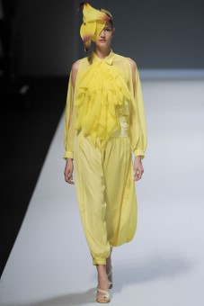 Žltéy outfit - modelka