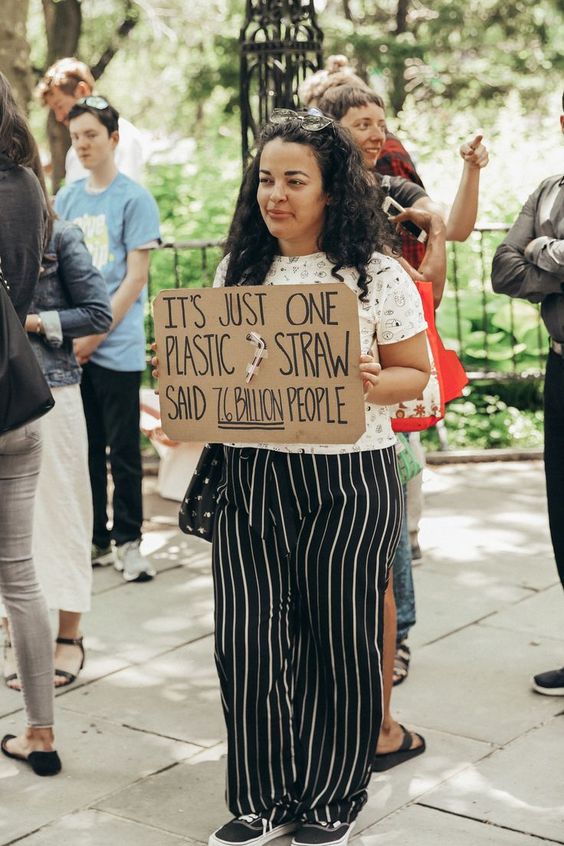 Zástaňkyna zero waste drží nápis